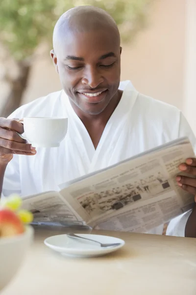 Homme heureux en peignoir prenant un café sur la terrasse — Photo