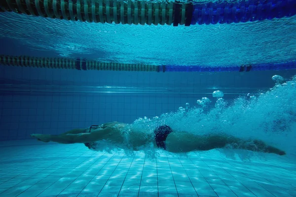 Fitter Schwimmer trainiert allein — Stockfoto