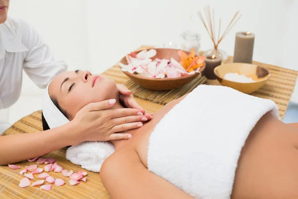 Morena pacífica desfrutando de uma massagem no pescoço — Fotografia de Stock