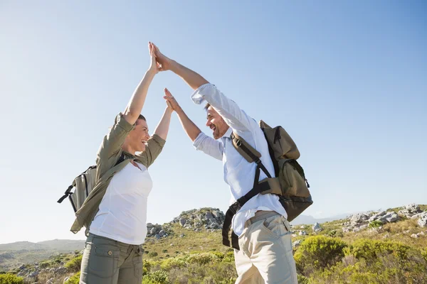 Vandring par hög fiving på berget terräng — Stockfoto