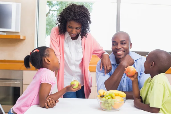 Família feliz ter frutas juntos — Fotografia de Stock