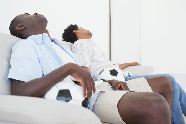 Naštvaná fotbaloví fanoušci sedí na gauči — Stock fotografie