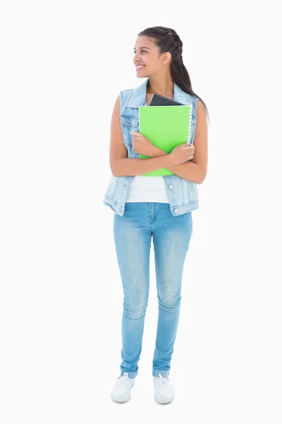 Hübsche Studentin lächelt und hält Notizblock — Stockfoto