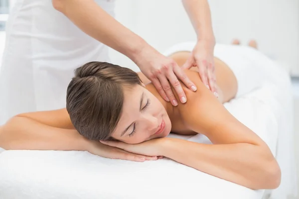Mujer atractiva recibiendo masaje en el hombro en el centro de spa —  Fotos de Stock
