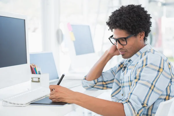 Joven diseñador casual trabajando con digitalizador —  Fotos de Stock