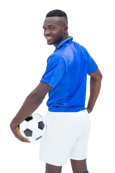 Jogador de futebol em azul de pé com a bola — Fotografia de Stock