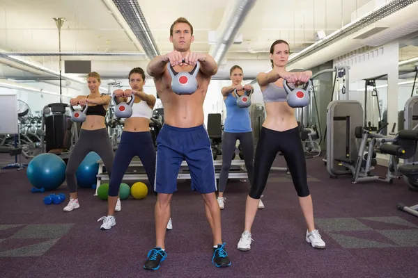 Muskulös instruktör ledande kettlebell klass — Stockfoto