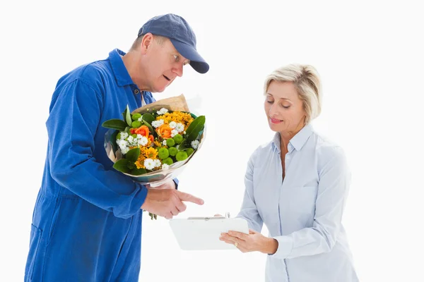 Feliz entrega de flores homem com cliente — Fotografia de Stock
