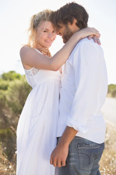 Couple embracing by the road — Stock Photo, Image