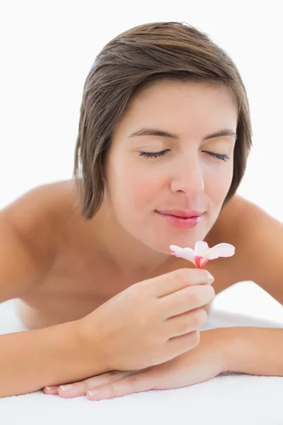 Close up de uma bela mulher cheirando flor — Fotografia de Stock