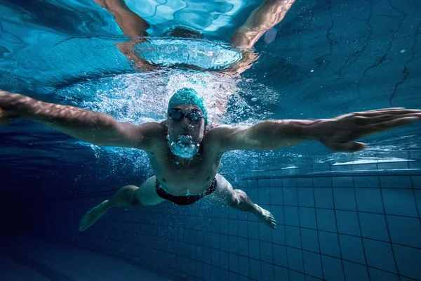 Fitter Schwimmer trainiert selbst — Stockfoto