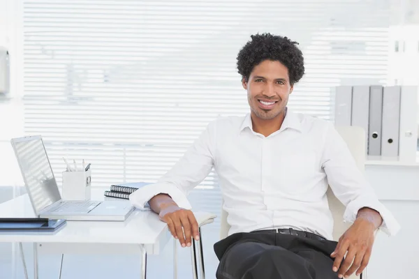 Beau homme d'affaires occasionnel souriant à la caméra — Photo