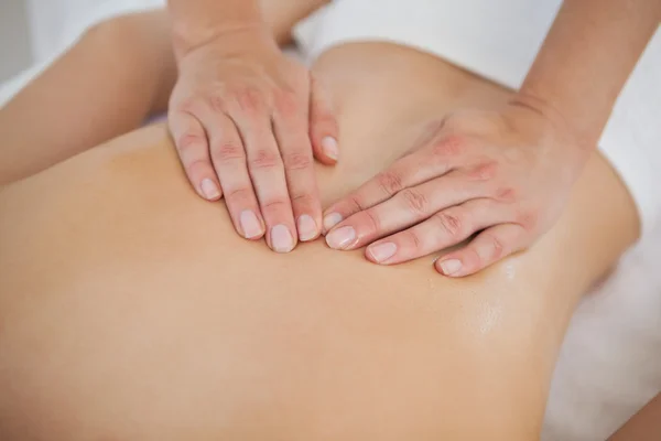 Mujer disfrutando de un masaje de espalda —  Fotos de Stock