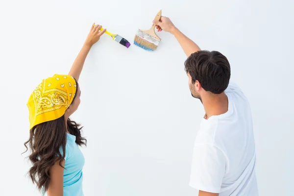 Feliz pareja joven pintando juntos — Foto de Stock