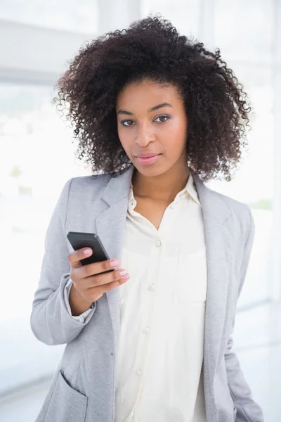 Casual zakenvrouw texting op telefoon — Stockfoto