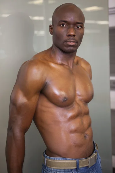 Porträtt av en bar överkropp muskulös man — Stockfoto