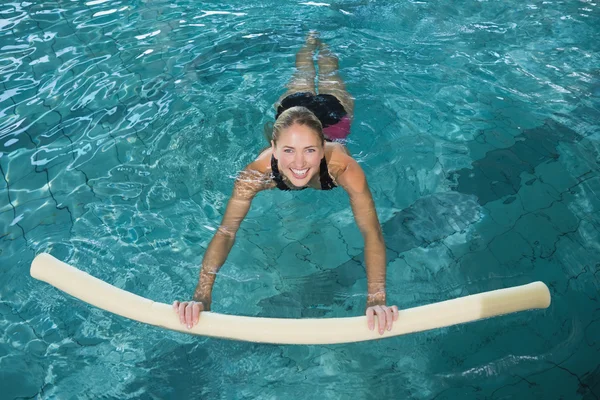 Köpük rulo ile Yüzme sarışın — Stok fotoğraf