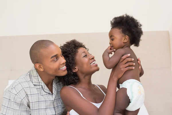 Couple heureux sur le lit avec bébé fille — Photo