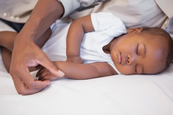 Feliz pai cochilando com bebê filho no sofá — Fotografia de Stock