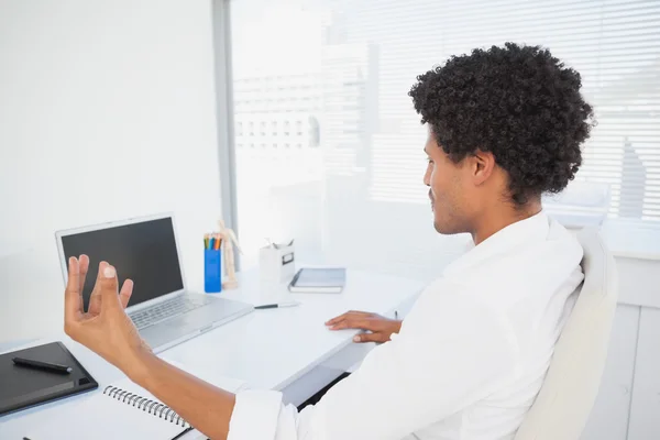 Empresário feliz trabalhando em sua mesa — Fotografia de Stock