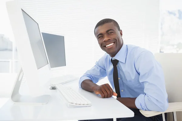 Glad affärsman arbetar på sitt skrivbord — Stockfoto