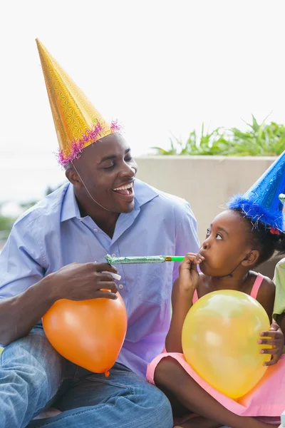 Père et enfants fêtent ensemble un anniversaire — Photo