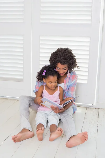 Moeder en dochter lezing verhalenboek — Stockfoto