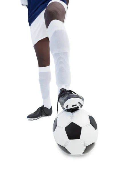 Fußballer steht mit dem Ball — Stockfoto