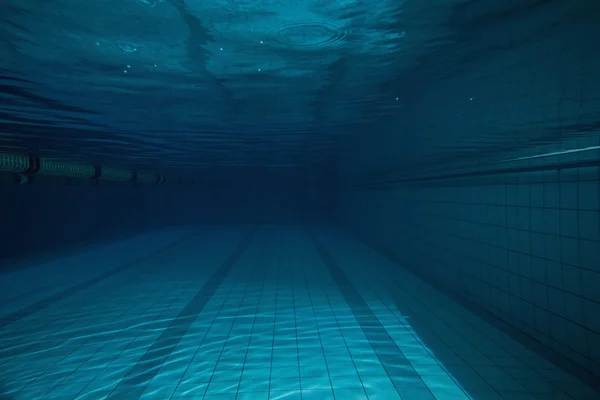 Глубоко синий бассейн, в котором никого нет — стоковое фото