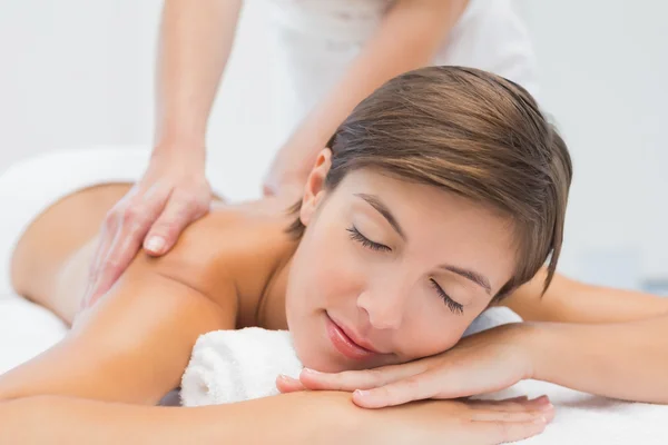 Attractive woman receiving back massage at spa center — Stock Photo, Image