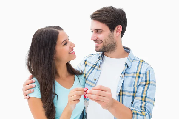 Feliz jovem casal segurando nova chave da casa — Fotografia de Stock