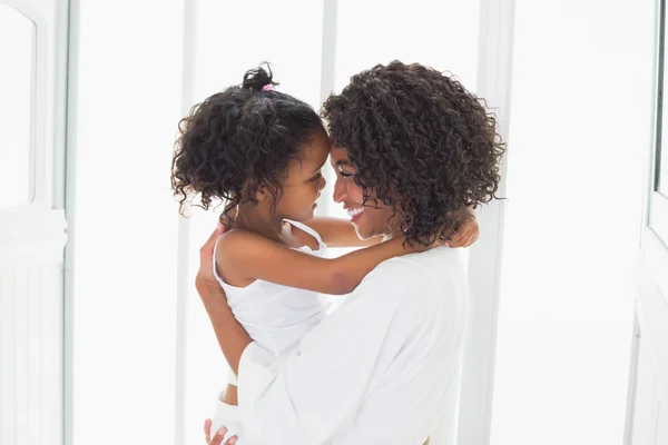 Schattig klein meisje haar moeder knuffelen — Stockfoto