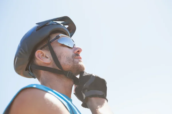 Ajuste cinta de fixação ciclista no capacete — Fotografia de Stock