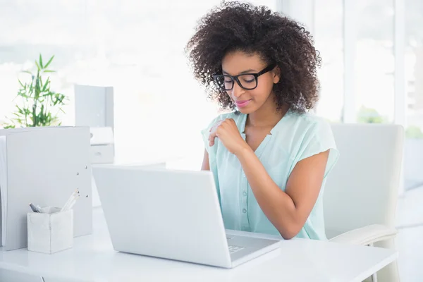 Happy hipster businesswoman working on laptop — Stock Photo, Image