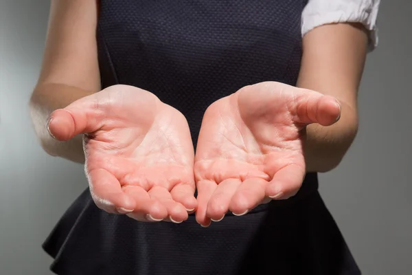 Femme d'affaires présentant votre produit avec les mains — Photo