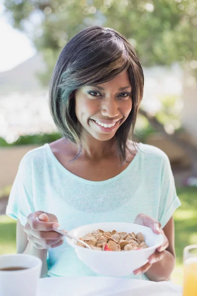 Hübsche Frau frühstückt draußen — Stockfoto