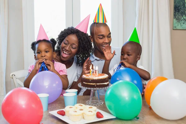 Lycklig familj firar födelsedag tillsammans vid bordet — Stockfoto