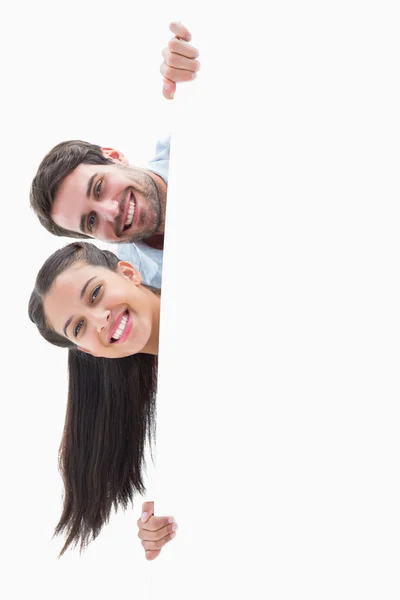 Casal jovem atraente sorrindo para a câmera — Fotografia de Stock