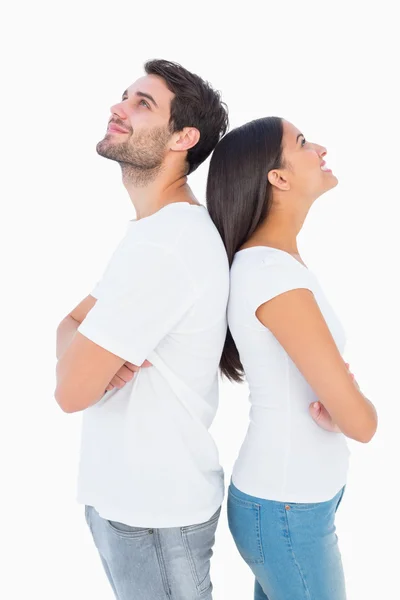 Pareja feliz de pie mirando arriba — Foto de Stock