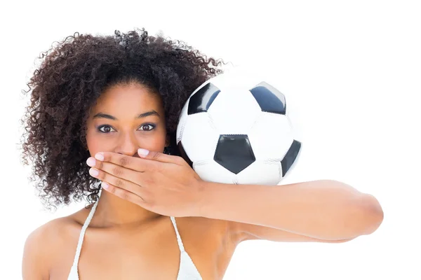 Улыбающаяся девушка в белом бикини держит футбол — стоковое фото