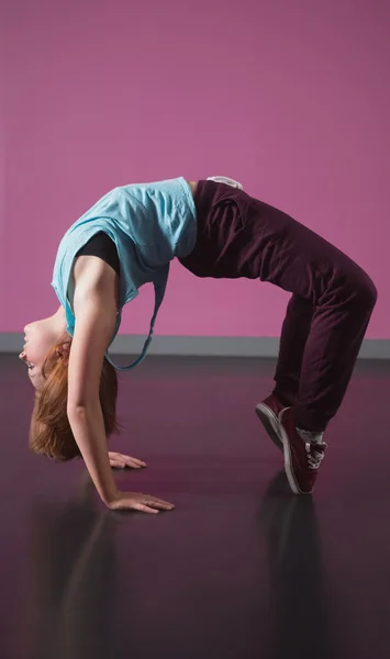 Pretty break dancer doing a back bend — Stock Photo, Image