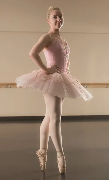 Schöne Ballerina steht en pointe — Stockfoto