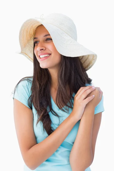 Jovem morena feliz usando chapéu de sol — Fotografia de Stock
