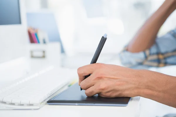 Joven diseñador trabajando con digitalizador —  Fotos de Stock