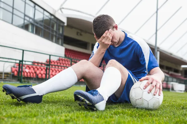 Besviken fotbollsspelare i blått — Stockfoto