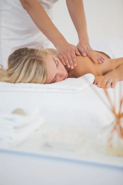 Loira bonita desfrutando de uma massagem — Fotografia de Stock