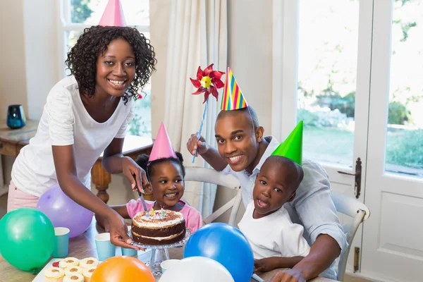 Família feliz celebrando um aniversário juntos na mesa — Fotografia de Stock