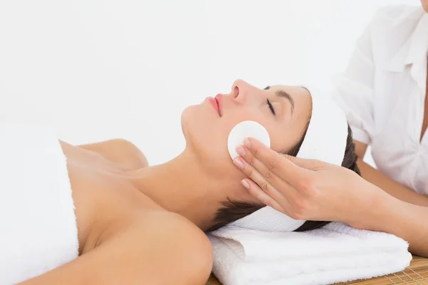 Hand cleaning woman's face with cotton swab — Stock Photo, Image