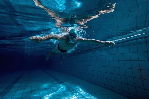 Fitter Schwimmer trainiert selbst — Stockfoto