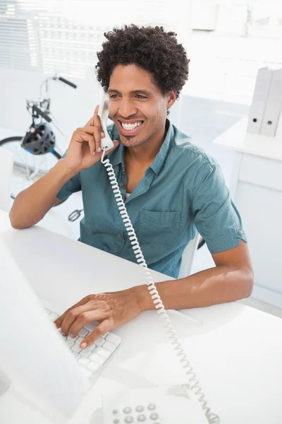 Hombre de negocios guapo hablando por teléfono en el escritorio —  Fotos de Stock